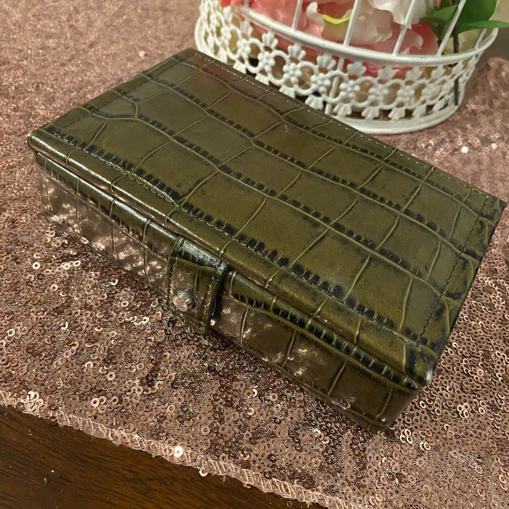 Jewelry container
